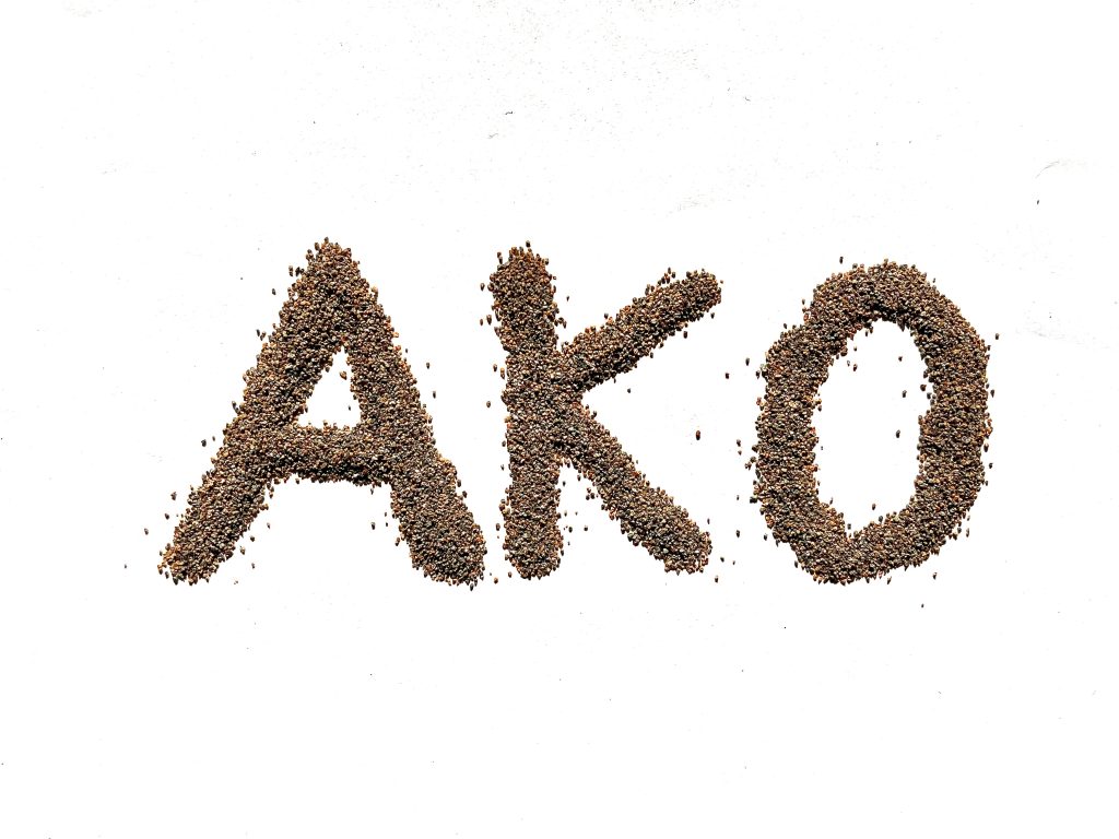 حروف AKO ساخته شده با شن گارنت قرمز با دانه‌بندی دقیق و کیفیت بالا سندبلاست با گارنت