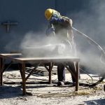 سندبلاست با دستگاه‌های حرفه ای و با ایمنی بسیار بالا با گریت مسباره و گارنت و انواع ساینده‌های صنعتی در ابر تجارت آکو