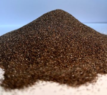 شن گارنت قرمز – ساینده طبیعی قدرتمند برای سندبلاست حرفه‌ای و صنعتی