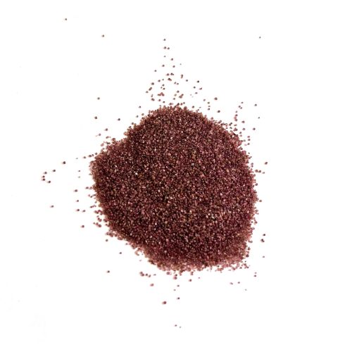 دانه‌های شن گارنت قرمز برای استفاده در سندبلاست صنعتی، ساینده طبیعی با سختی بالا و سازگار با محیط زیست