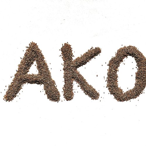 حروف AKO ساخته شده با شن گارنت قرمز با دانه‌بندی دقیق و کیفیت بالا سندبلاست با گارنت