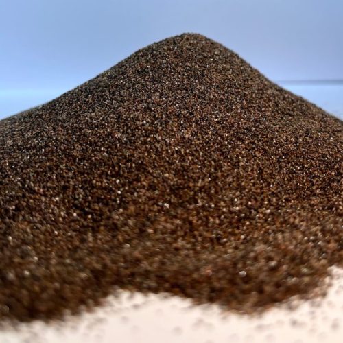 شن گارنت قرمز – ساینده طبیعی قدرتمند برای سندبلاست حرفه‌ای و صنعتی